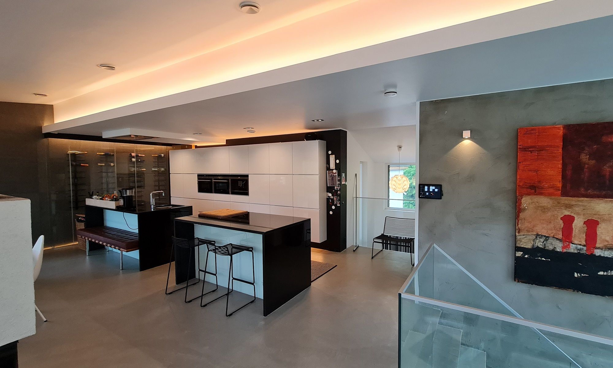 Illuminazione moderna della cucina con luce calda